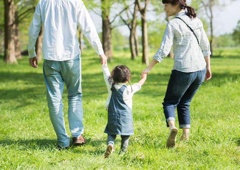 公園で遊ぶ親子